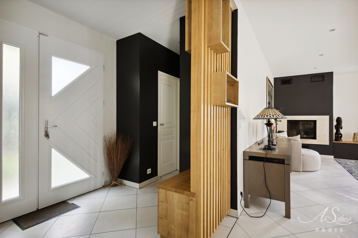 Decoration agencement boisemont val d oise entree claustra chene murs noirs