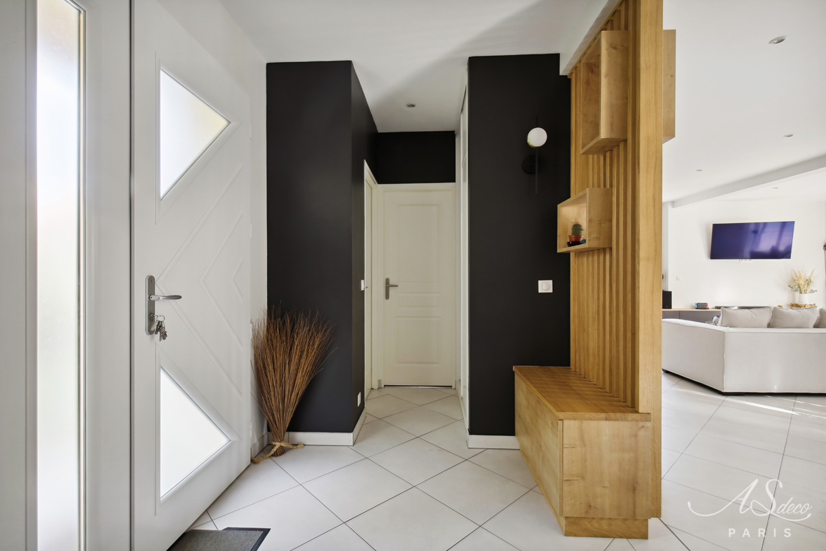 Decoration agencement boisemont val d oise entree couloir murs noirs meuble de rangement sur mesure claustra chene