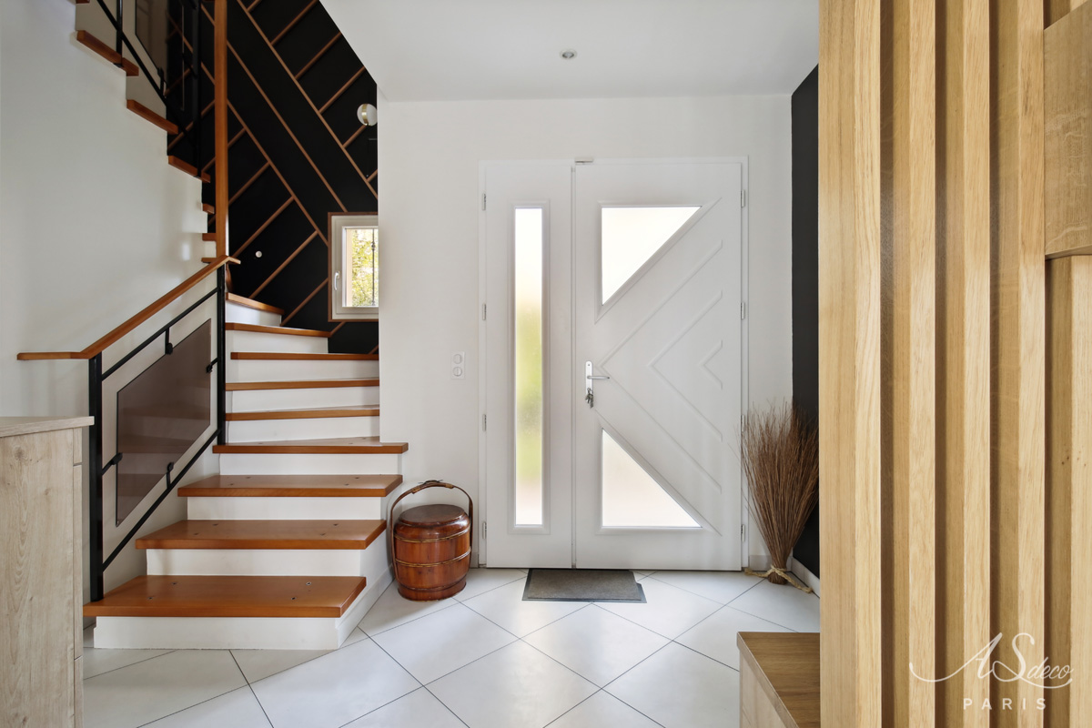 Decoration agencement boisemont val d oise entree escaliers tasseaux merisier mur noir