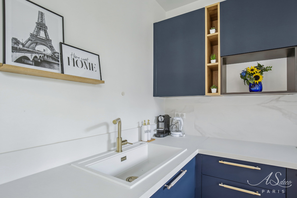 Renovation studio saint gratien cuisine bleu blanc laiton