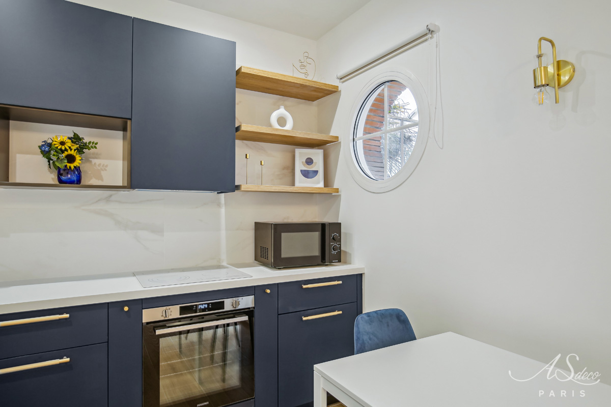 Renovation studio saint gratien cuisine bleue etagere chene