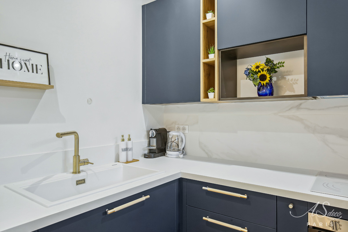 Renovation studio saint gratien cuisine bleue plan de travail blanc