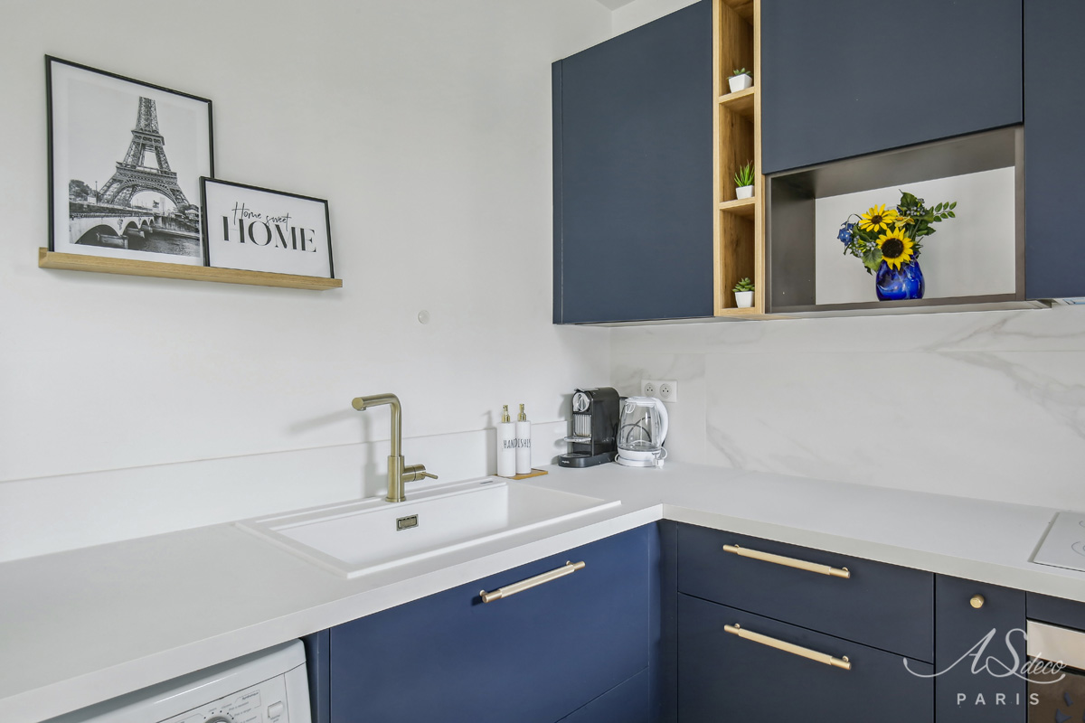 Renovation studio saint gratien cuisine bleue poignees laiton