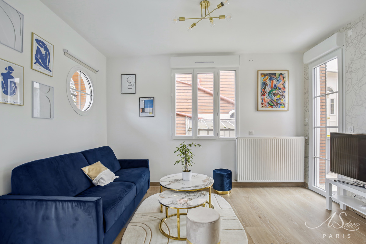 Renovation studio saint gratien decoration canape bleu tapis ovale