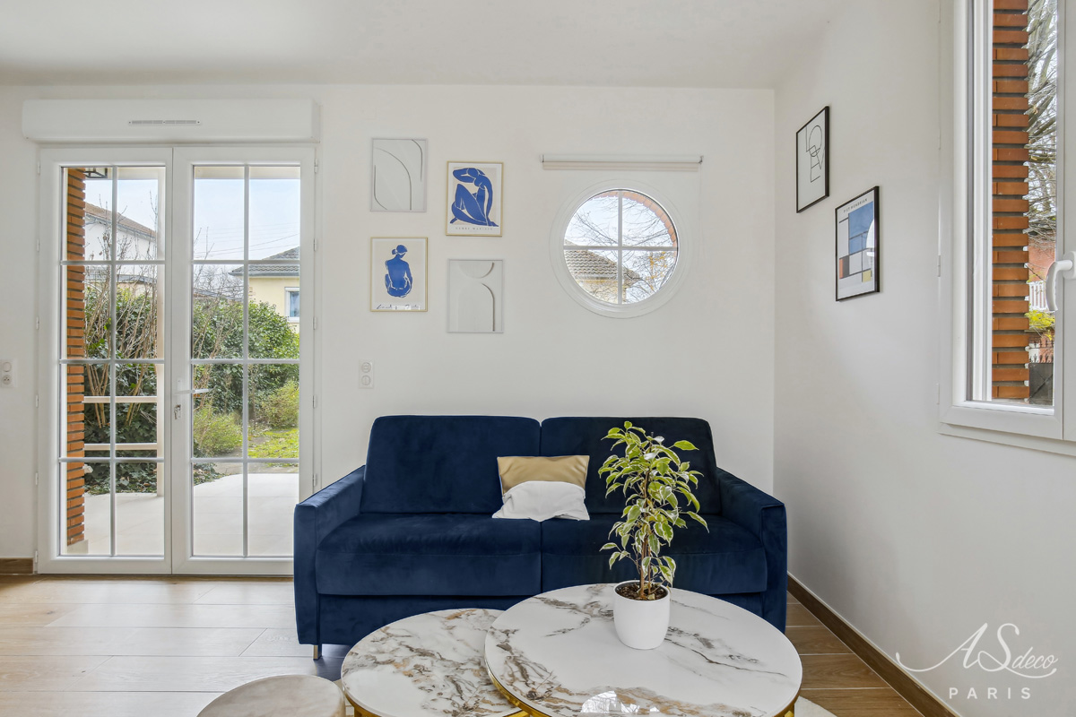 Renovation studio saint gratien decoration salon bleu blanc marbre