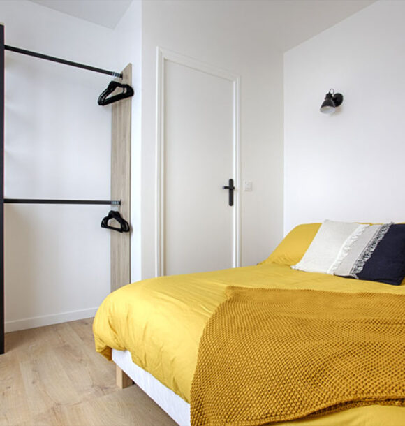 Decoration appartement colombes auguste renoir chambre jaune 1