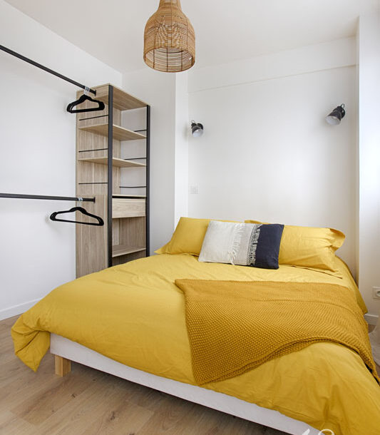 Decoration appartement colombes auguste renoir chambre jaune 2