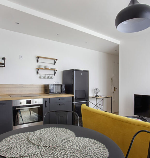 Decoration appartement colombes auguste renoir cuisine noir bois 2