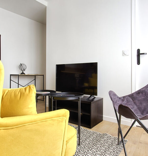 Decoration appartement colombes auguste renoir salon canapé jaune 2