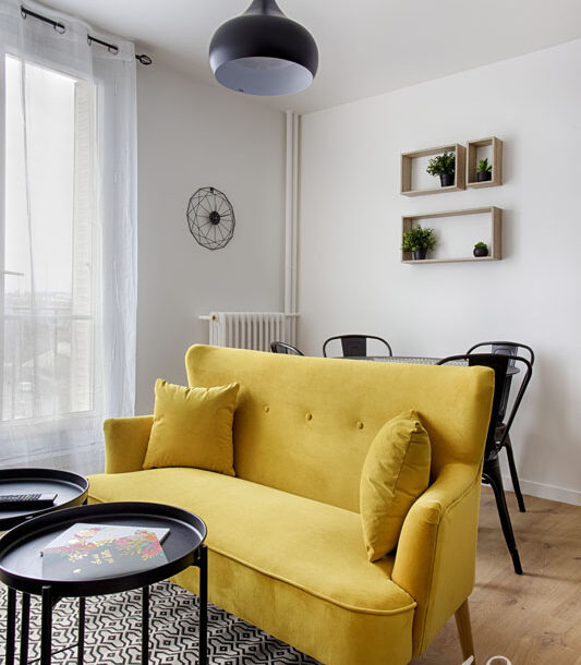 Decoration appartement colombes auguste renoir salon canapé jaune 5