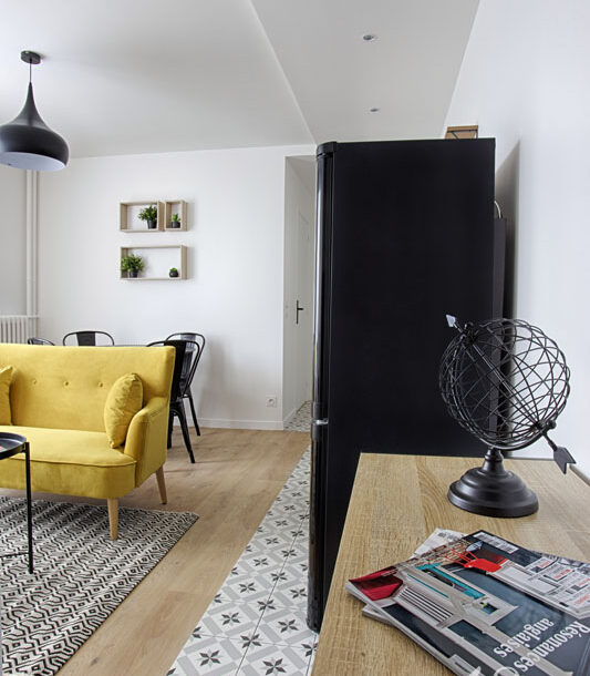 Decoration appartement colombes auguste renoir salon canapé jaune 6