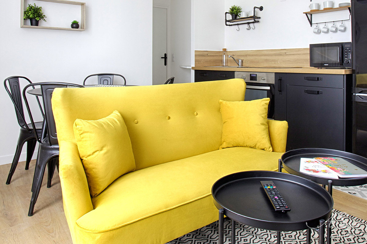 Decoration appartement colombes auguste renoir salon canapé jaune 7