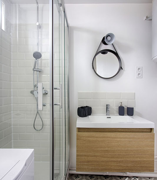 Decoration studio colombes auguste renoir salle de douche blanche bois 1