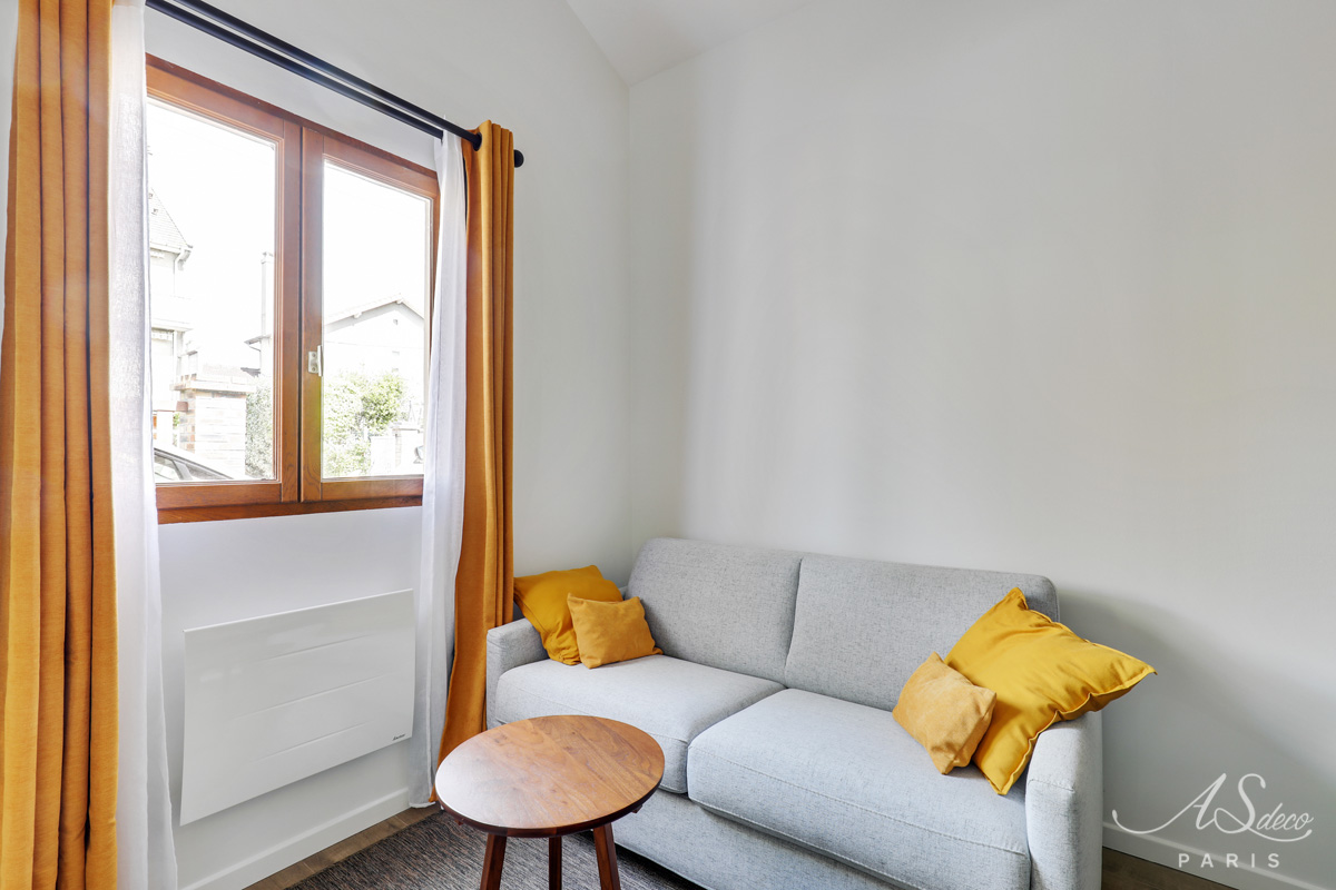 Renovation decoration maison le plessis bouchard bureau canape gris coussins jaunes 1