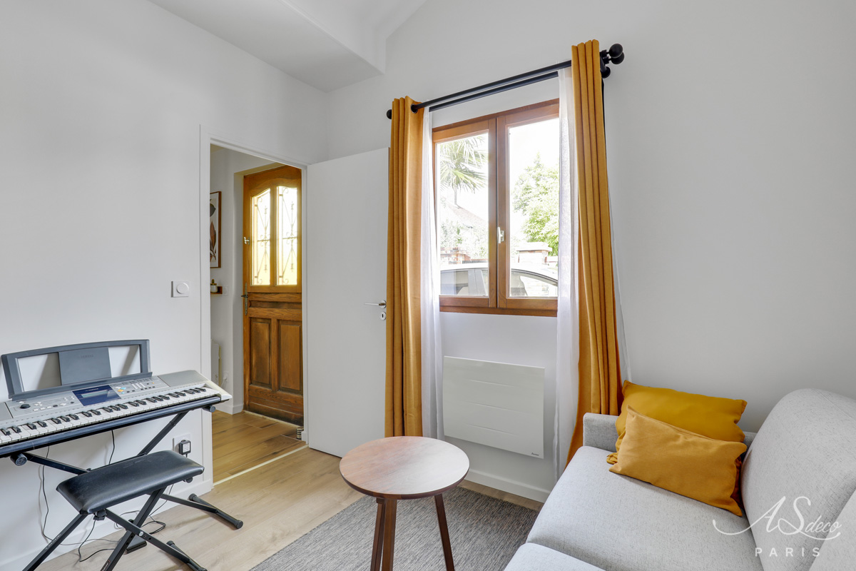 Renovation decoration maison le plessis bouchard bureau murs blancs deco jaune 1