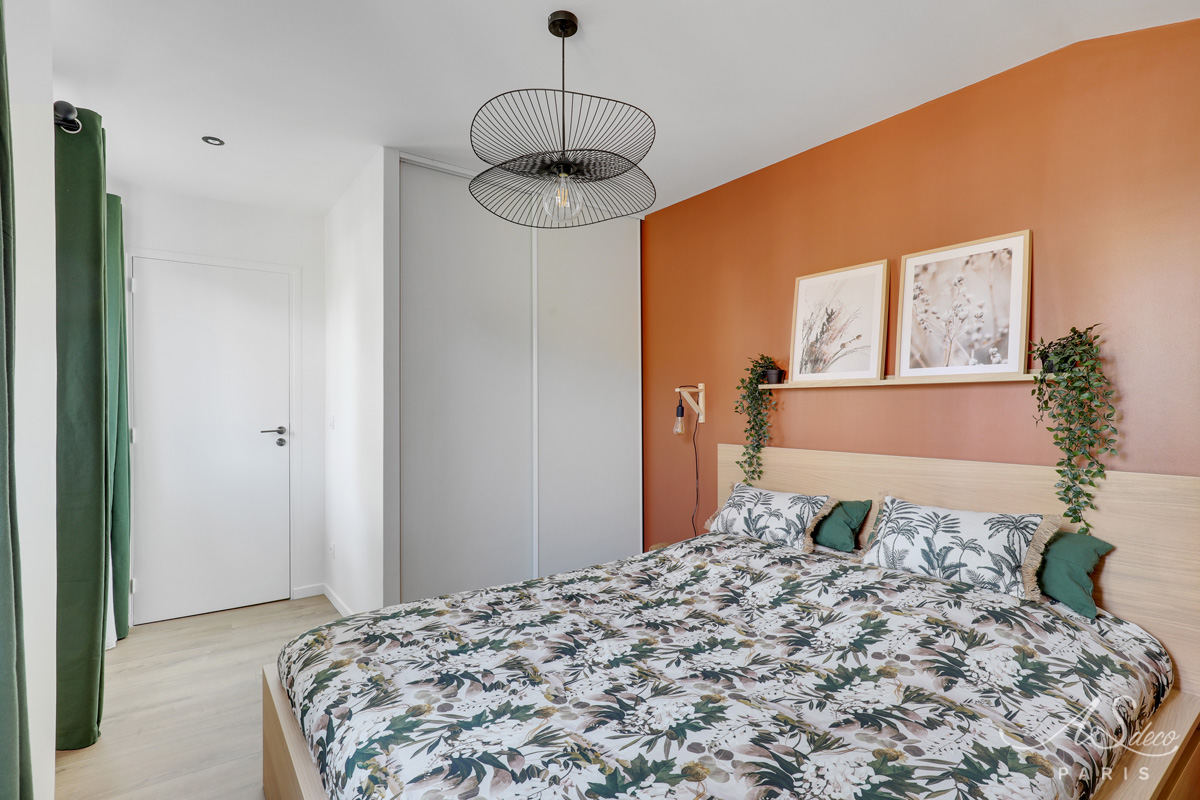Renovation decoration maison le plessis bouchard chambre dressing portes blanches mur terracotta 1