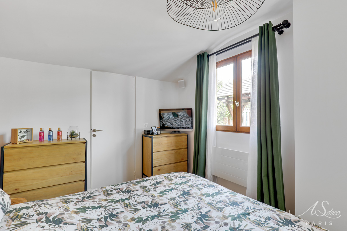 Renovation decoration maison le plessis bouchard chambre murs blancs rideaux verts 1