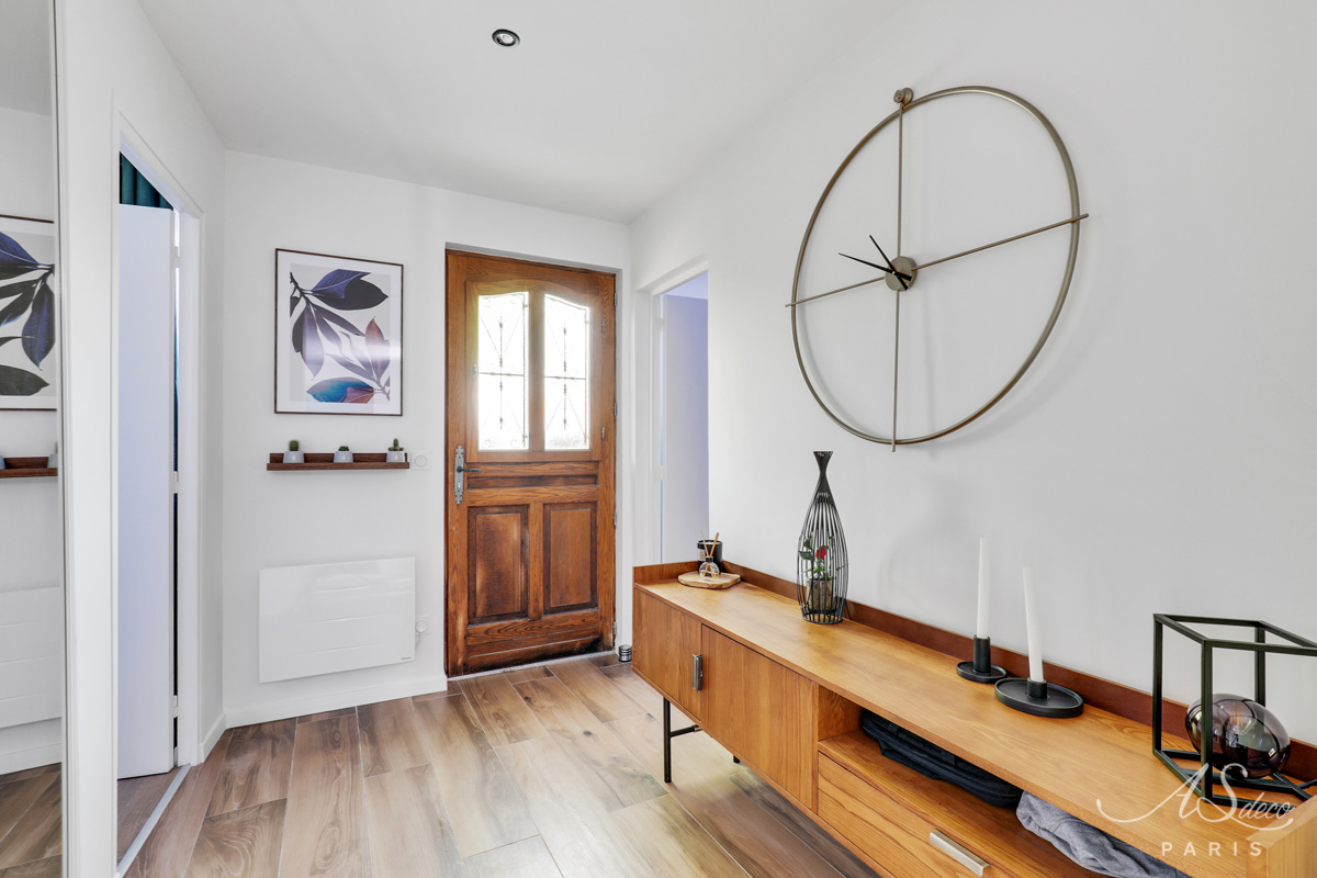 Renovation decoration maison le plessis bouchard entree horloge cuivre meuble noyer 1