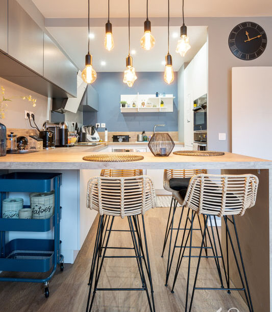 Decoration appartement asnière menil cusine moderne bleu 2