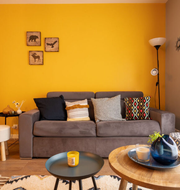 Decoration appartement asnière menil salon jaune 1