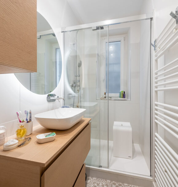 Decoration appartement enghein les bains salle de douche bois blanche