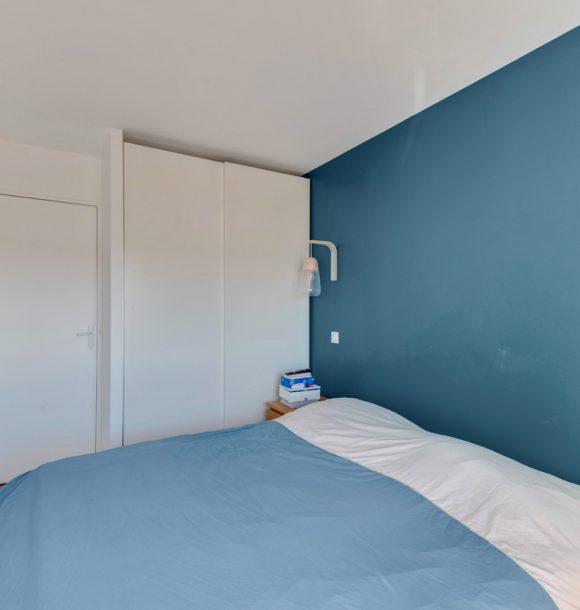 Renovation decoration appartement hauts de seine suresnes chambre parentale epure blanc bleu