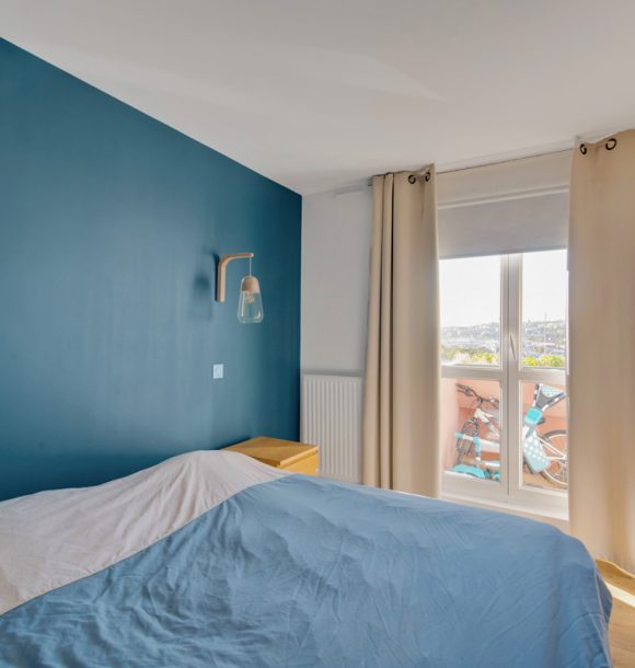 Renovation decoration appartement hauts de seine suresnes chambre parentale mur tete de lit bleu
