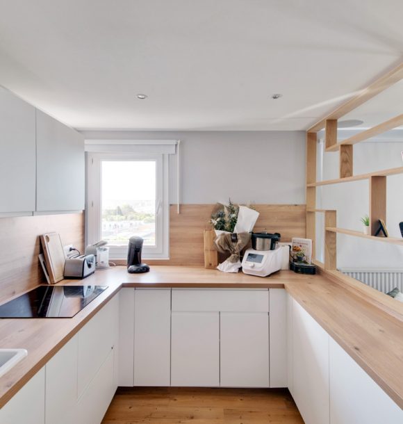 Renovation decoration appartement hauts de seine suresnes cuisine blanche bois forme u
