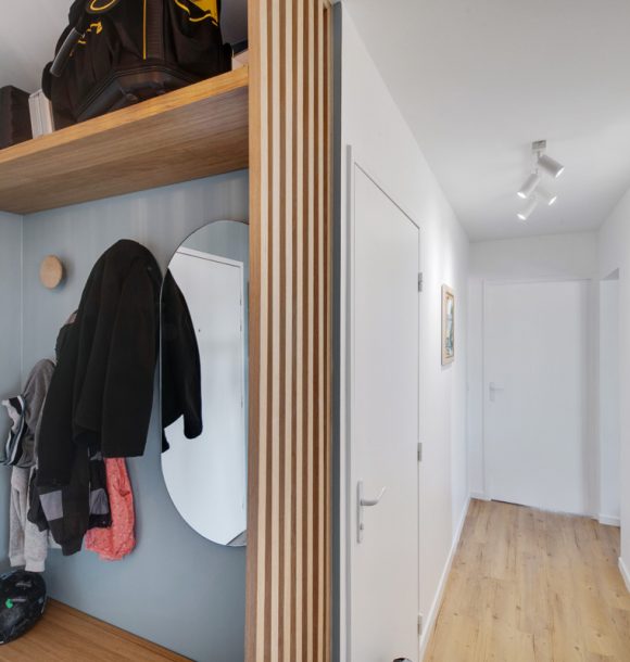 Renovation decoration appartement hauts de seine suresnes entree couloir claustra penderie miroir