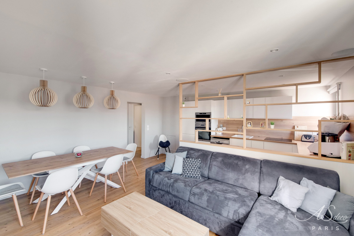 Renovation decoration appartement hauts de seine suresnes salon canape bleu claustra bois