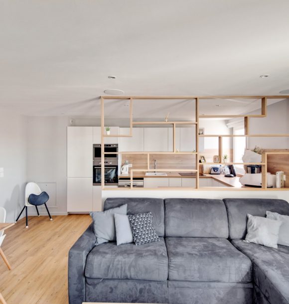 Renovation decoration appartement hauts de seine suresnes salon canape claustra bois murs blancs 1
