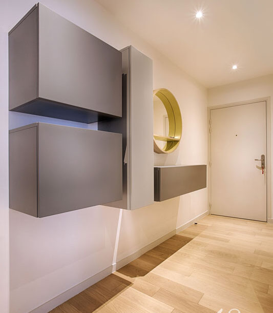 Decoration appartement puteaux entree gris miroir