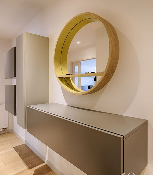 Decoration appartement puteaux entree miroir rond bois