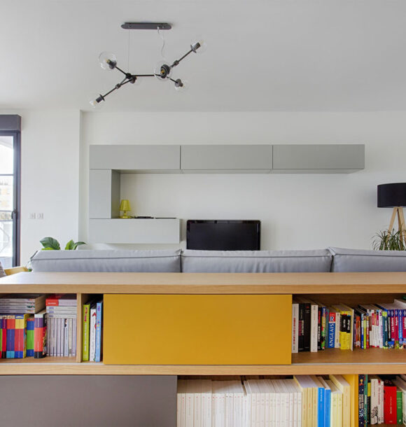Decoration appartement puteaux salon bibliotheque jaune