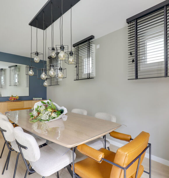 Decoration appartement st cloud salle a manger chaises grises 1