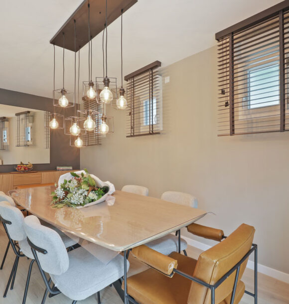 Decoration appartement st cloud salle a manger chaises grises