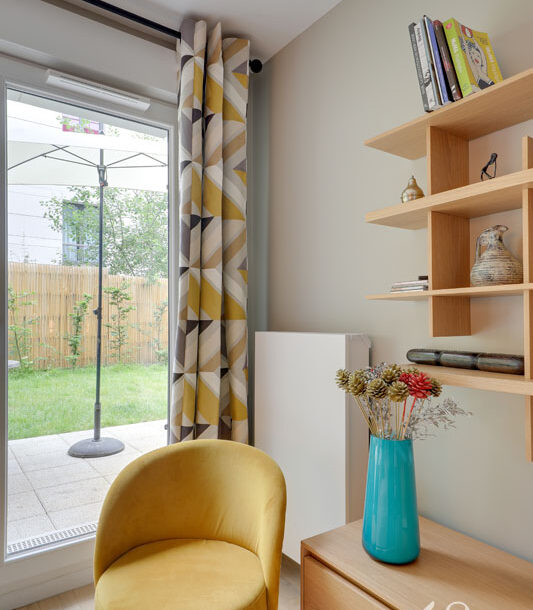 Decoration appartement st cloud salon fauteuil jaune