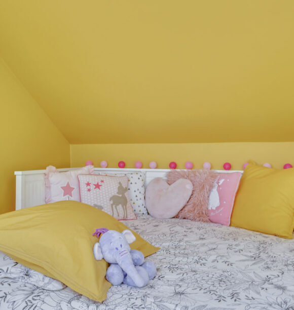 Decoration maison ermont chambre lit blanc jaune fille