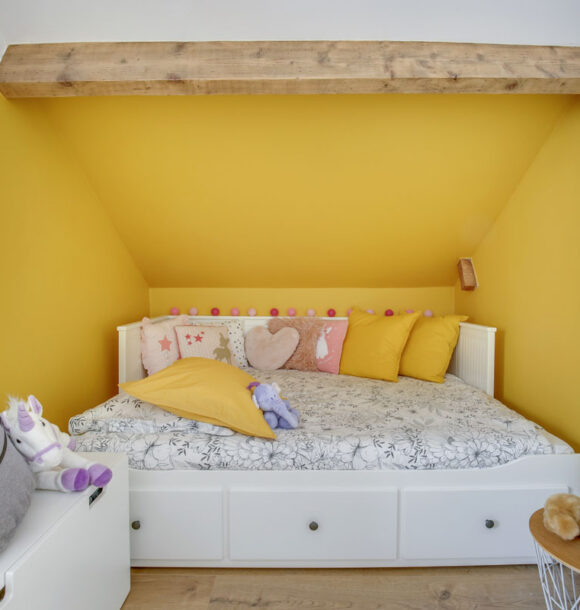 Decoration maison ermont chambre lit jaune fille