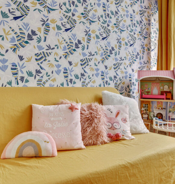 Decoration maison ermont chambre papier peint oiseaux canapé jaune
