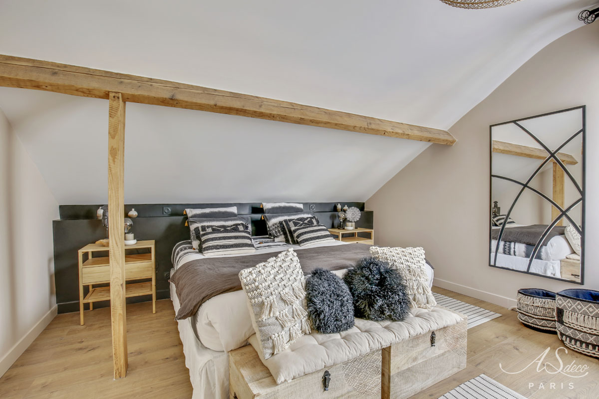 Chambre parentale à Ermont, tête de lit noire, poutres et textiles chauds