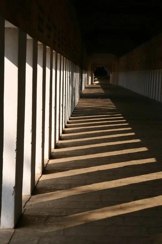 Lumière rasante sur une colonnade